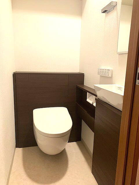 掃除のしやすさと収納力を両立した、ワンランク上のトイレ空間へ