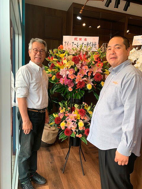 Brass＆Lux様オープン当日に店舗代表T様と記念撮影した様子