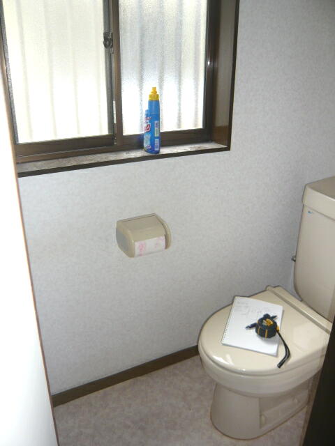 施工前：既存のトイレ。今回の住まい全体のリフォームに合わせて設備を見直しました。