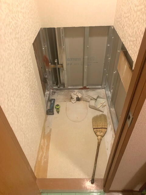 既存トイレ撤去、配管やり替え