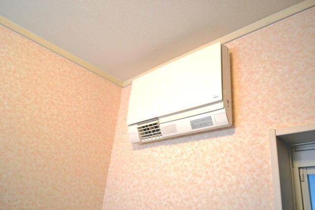 ヒートショック対策にどうぞ。洗面所に壁掛型遠赤外線暖房機はいかが？安心の日本製です。