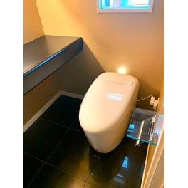 【浜松市】TOTOネオレストRS3と金色アクセントクロスで高級感あふれるトイレリフォーム施工事例